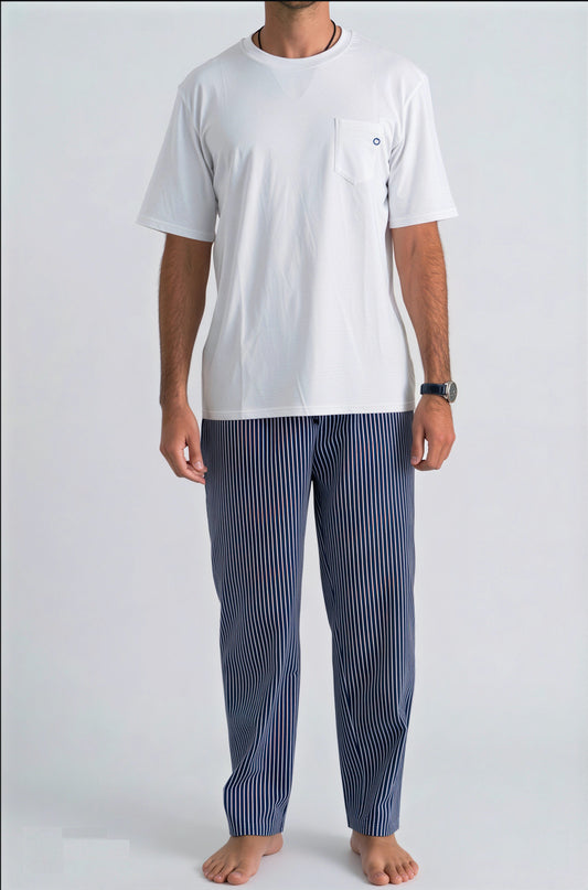 Pantalón azul clásico polera blanca manga corta