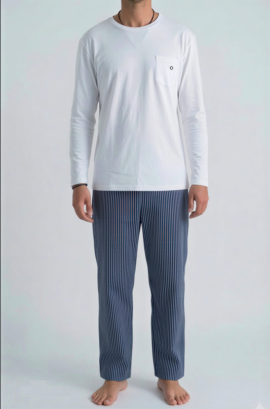 Pantalón azul clásico polera blanca manga larga