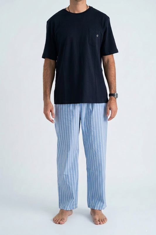 Pantalón celeste clásico polera azul manga corta