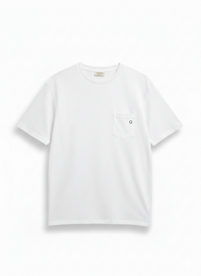 Pantalón azul clásico polera blanca manga corta